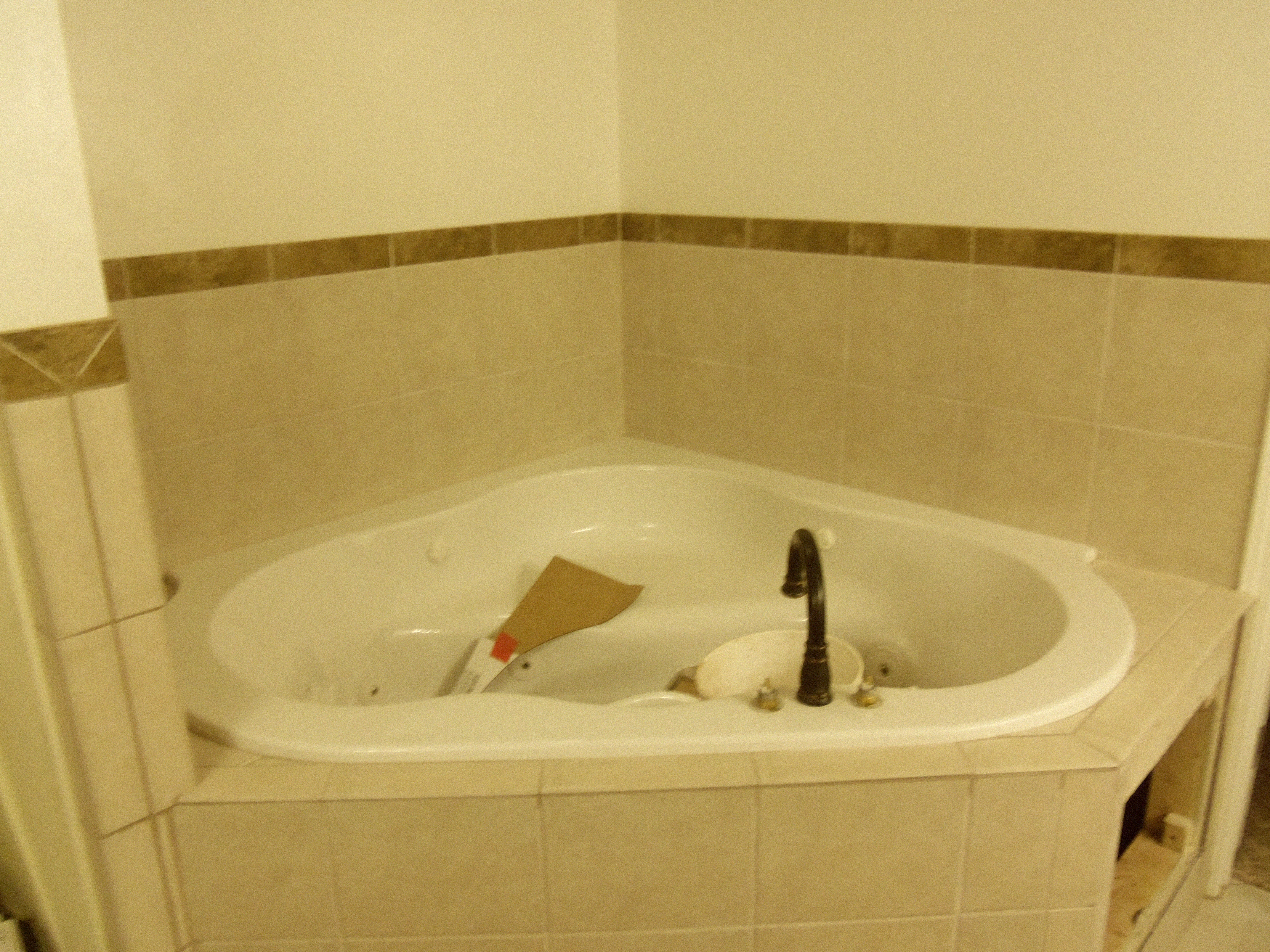 Tiled tub suround